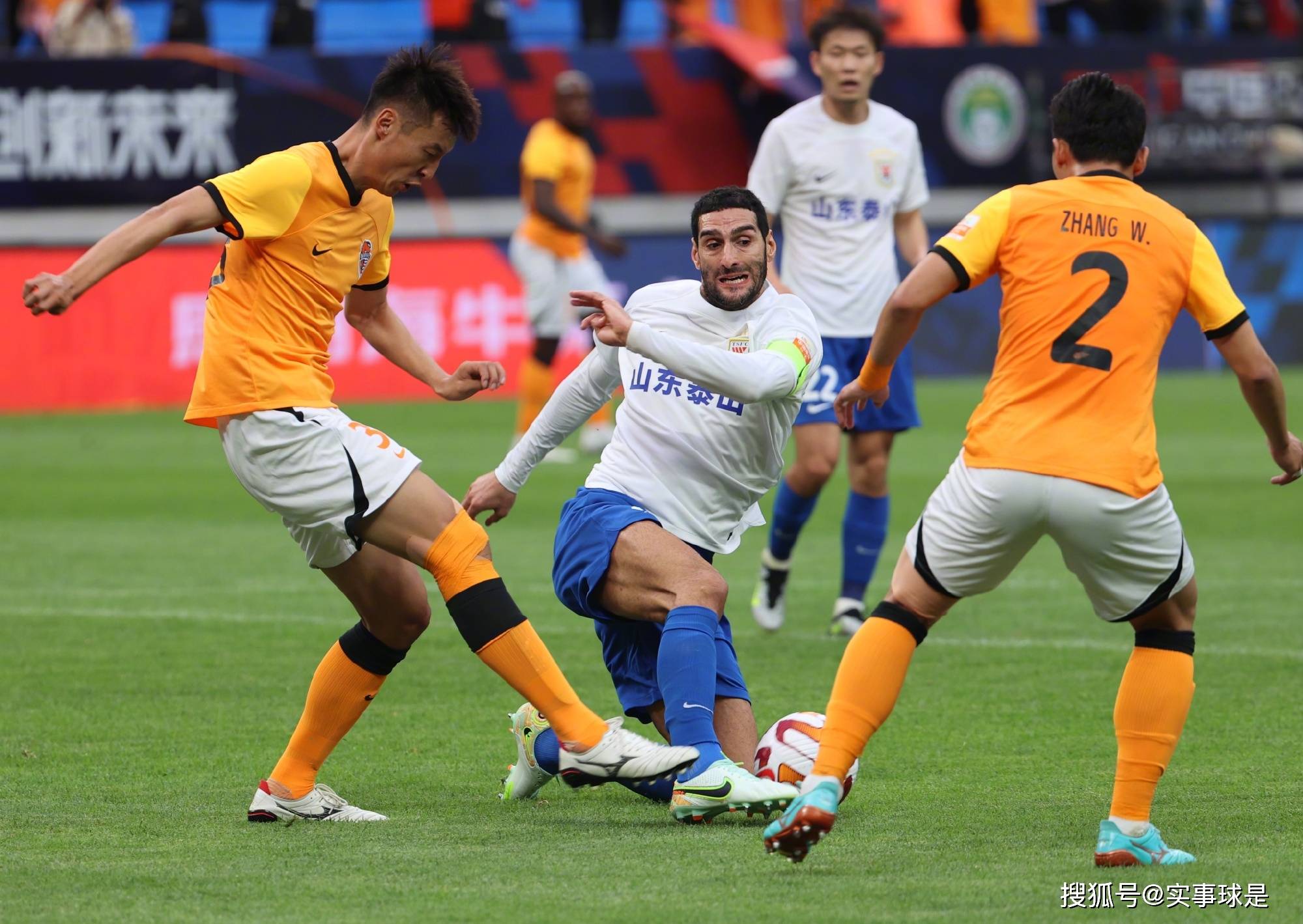 开云体育赛事直播包含波尔图迎荷甲关键赛，今晨调整名单，压力陡增，年轻球员得到机会的词条