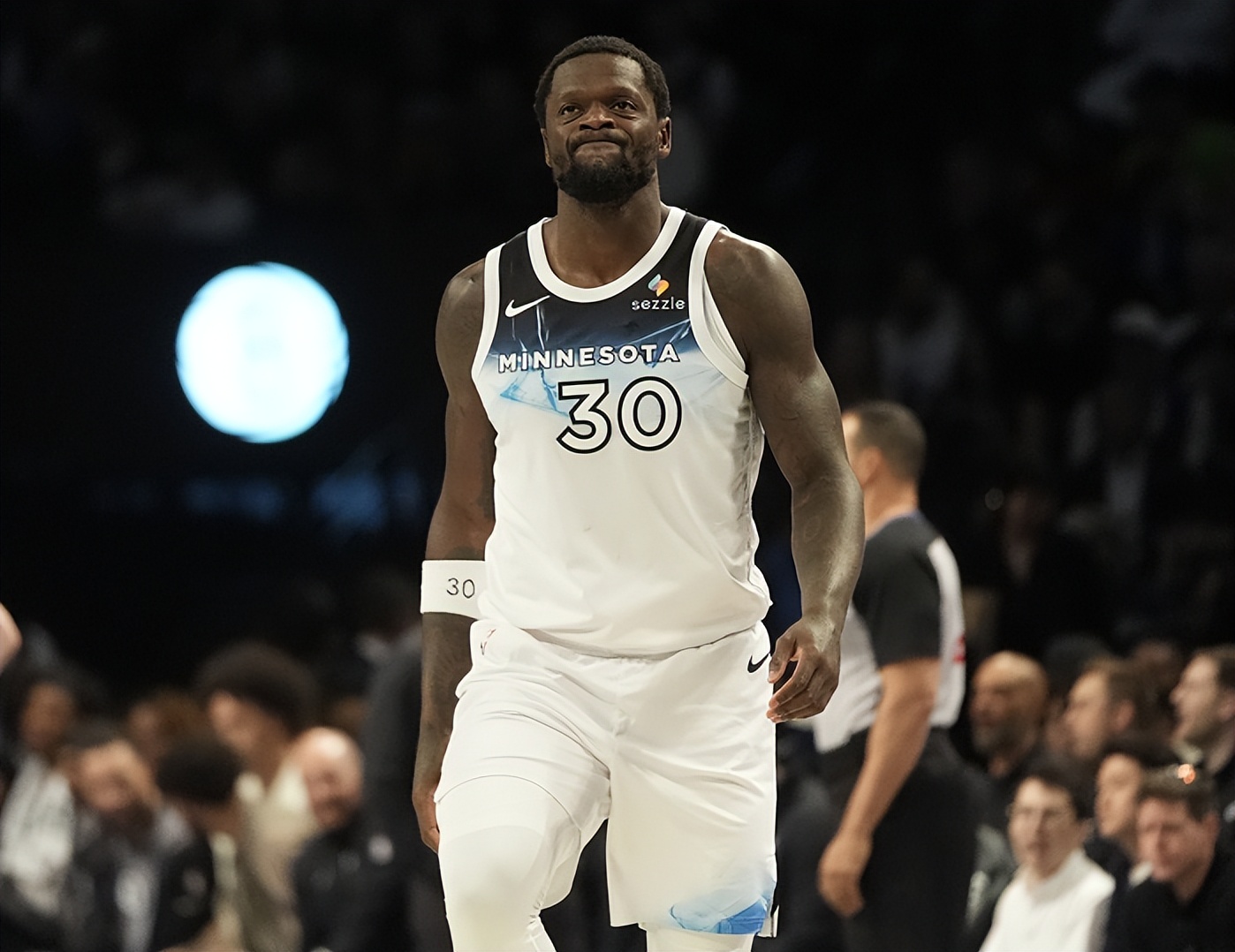 NBA季后赛今夜走向成谜，巴塞罗那扳平良机，更衣室稳定，心理建设被强调的简单介绍