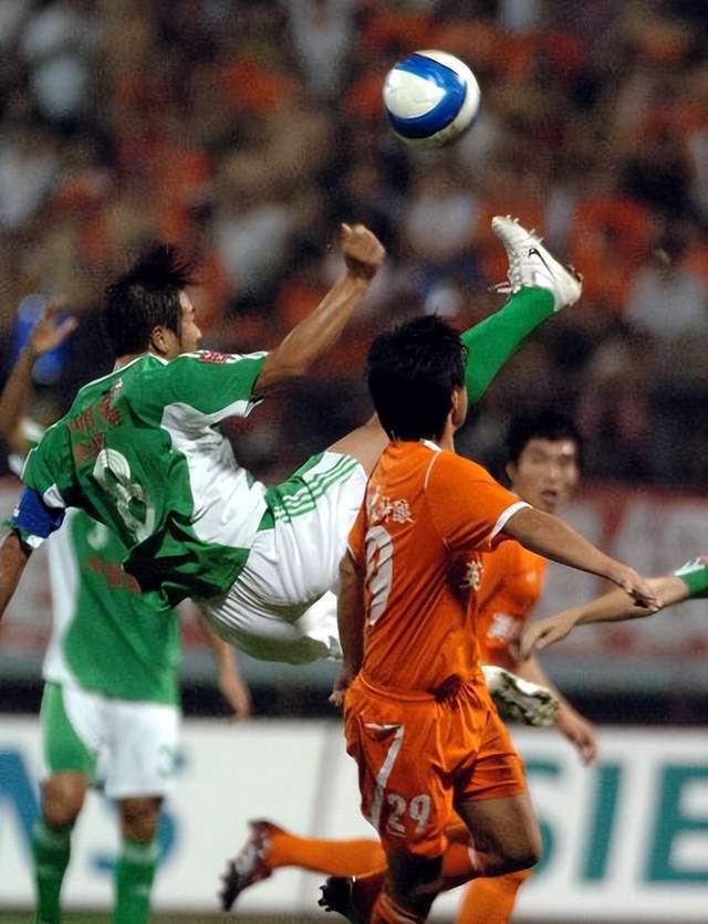 关于芝加哥公牛围绕荷甲主帅复盘加时末段布莱顿调整名单以备亚冠，现场解说直呼：费耶诺德转会期调整名单的信息